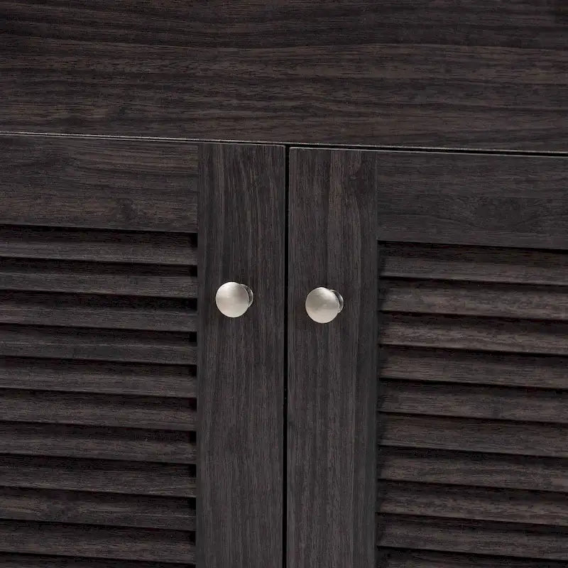 Rangement de cuisine traditionnel en bois brun foncé par