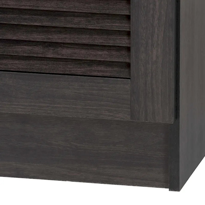Rangement de cuisine traditionnel en bois brun foncé par