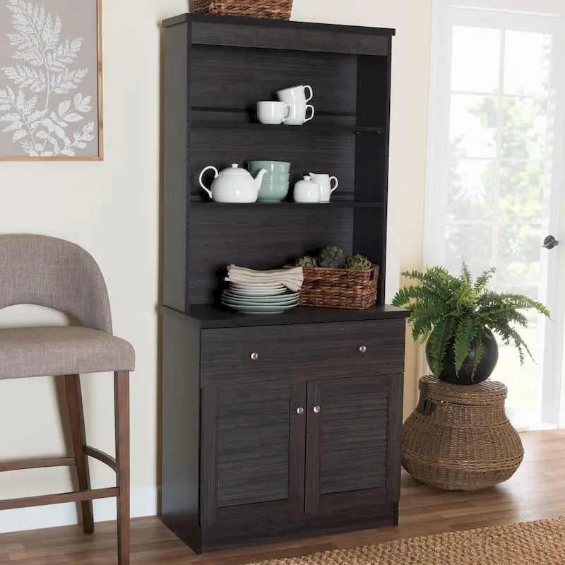 Rangement de cuisine traditionnel en bois brun foncé par