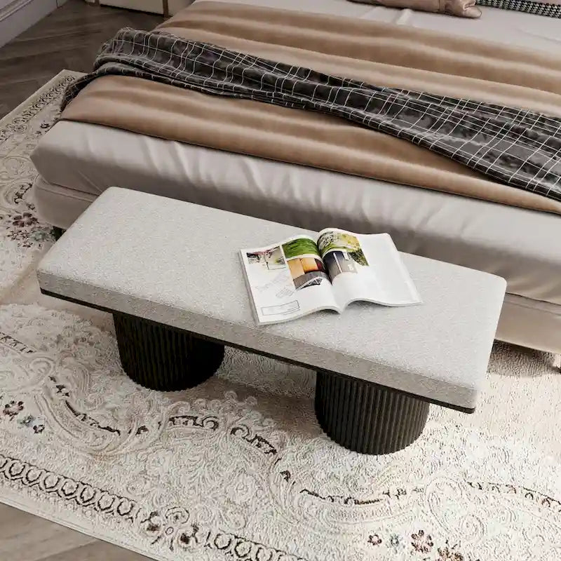 Banc rembourré avec pieds épais noirs Tissu bouclé gris clair Banc de bout de lit de style contemporain pour chambre à coucher et salon