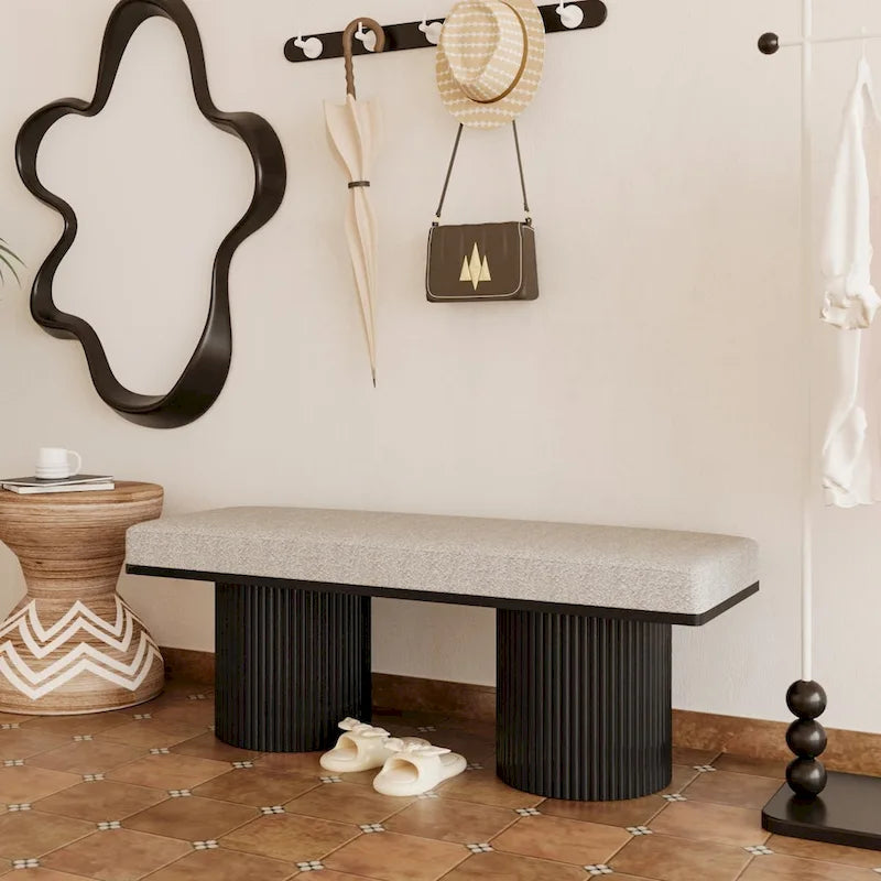 Banc rembourré avec pieds épais noirs Tissu bouclé gris clair Banc de bout de lit de style contemporain pour chambre à coucher et salon