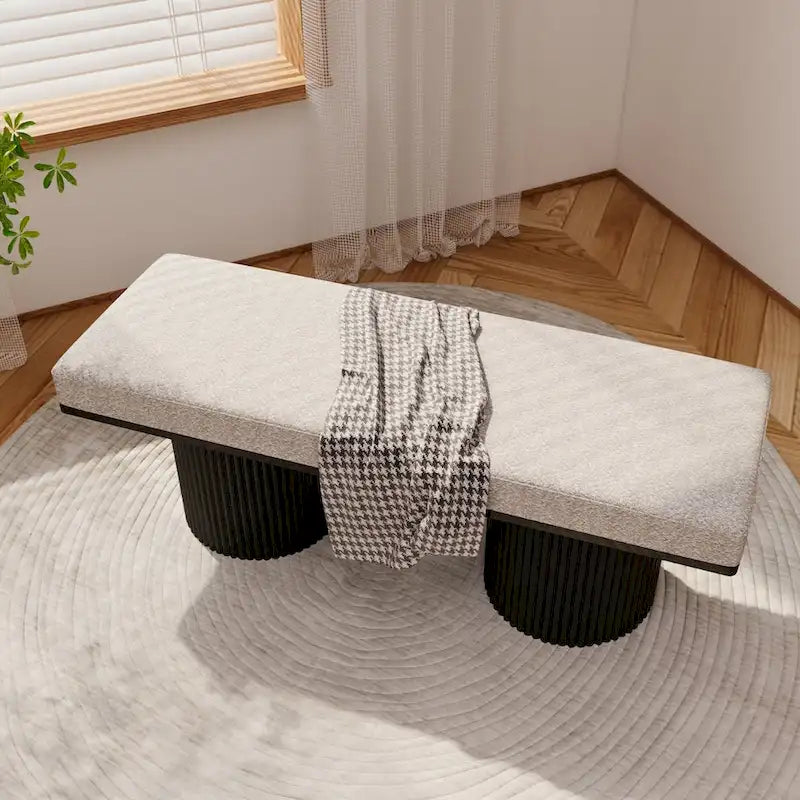 Banc rembourré avec pieds épais noirs Tissu bouclé gris clair Banc de bout de lit de style contemporain pour chambre à coucher et salon