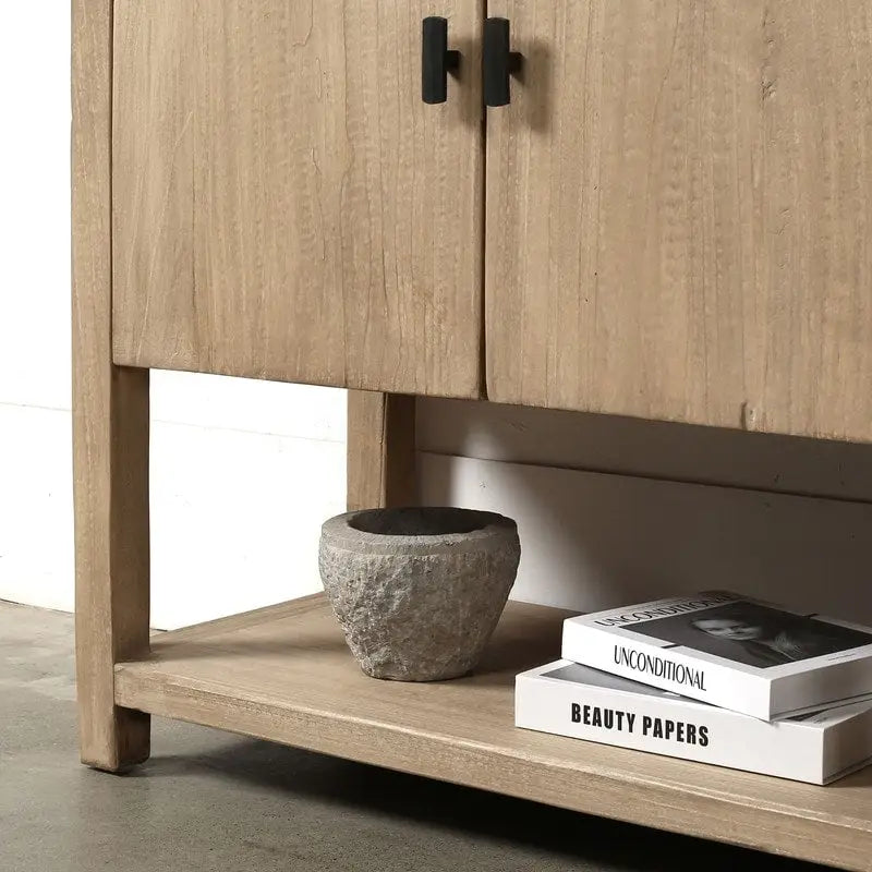 Buffet à quatre portes d'environ 170 cm de long avec étagère, finition naturelle patinée